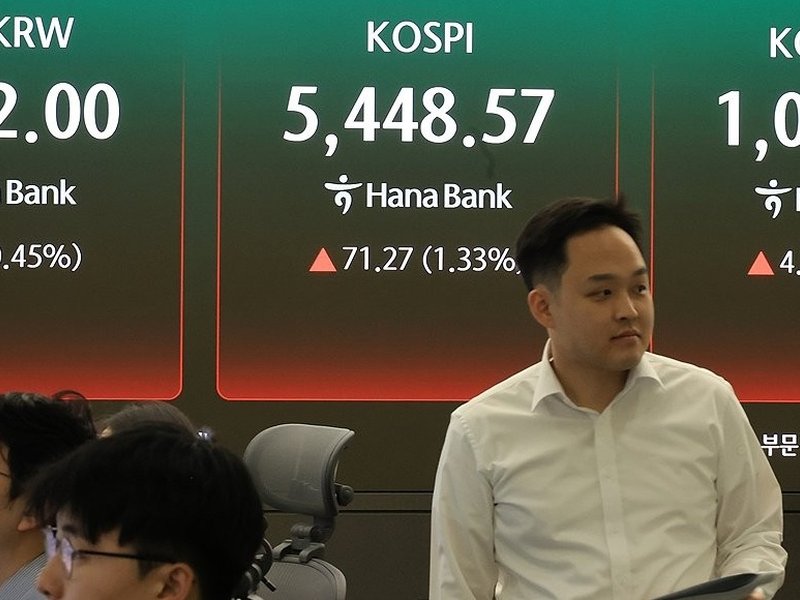 Seoul shares tank on tech slump, bourse operator issues circuit breaker