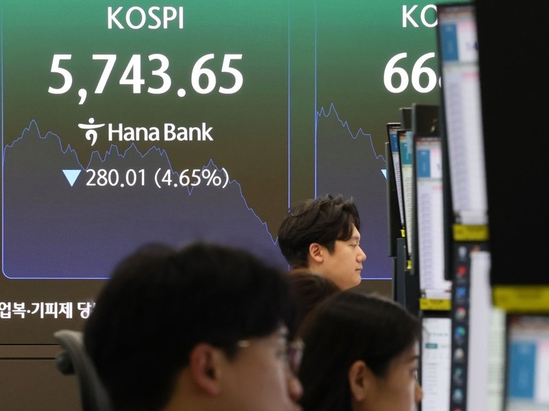 Seoul shares in free fall, bourse operator issues circuit breaker for Kospi