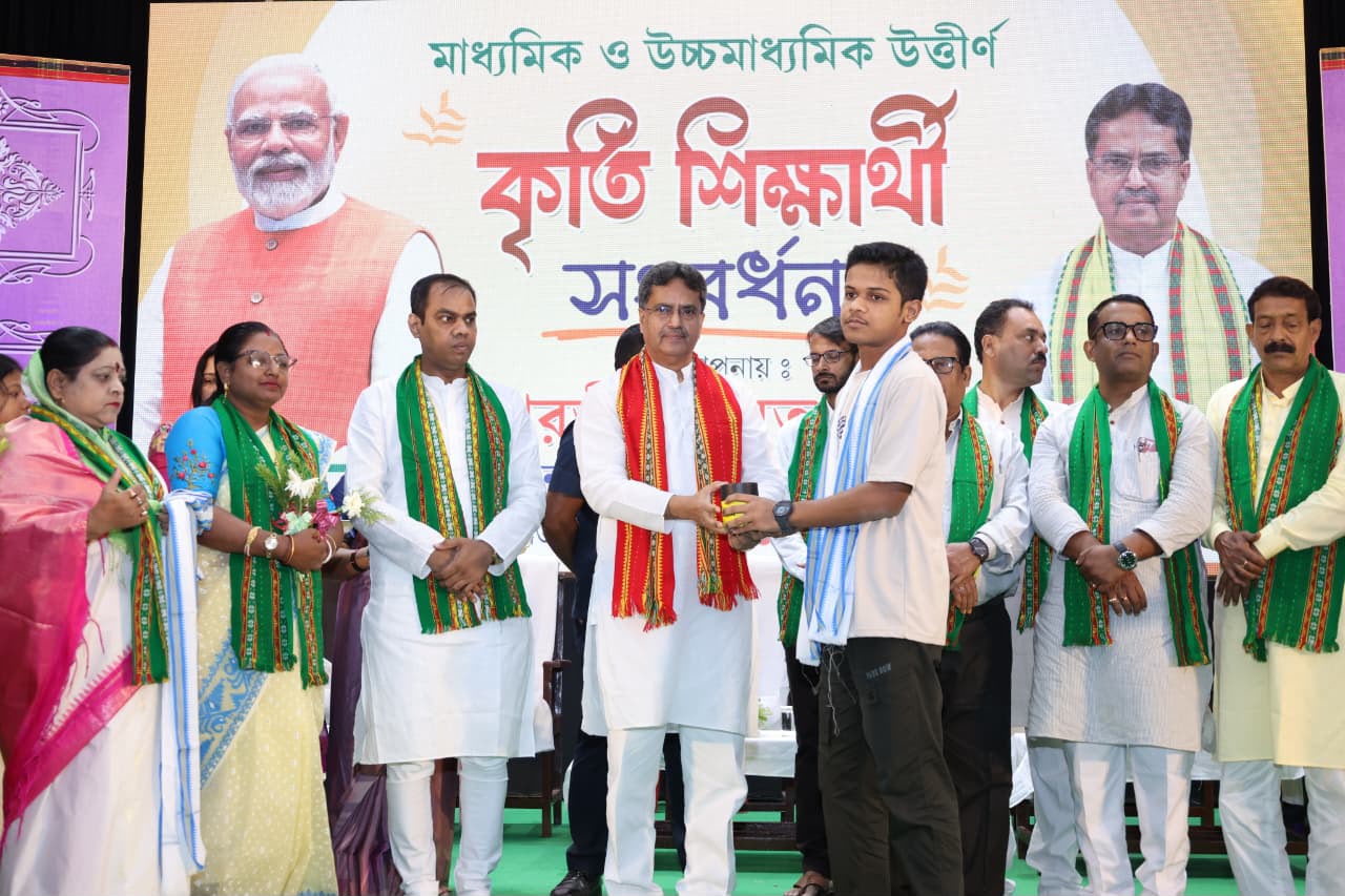 Students must become good human beings: Tripura CM