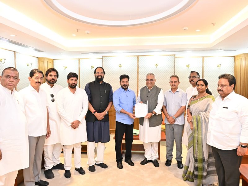 Telangana CM urges Centre to persuade Maha on barrage height