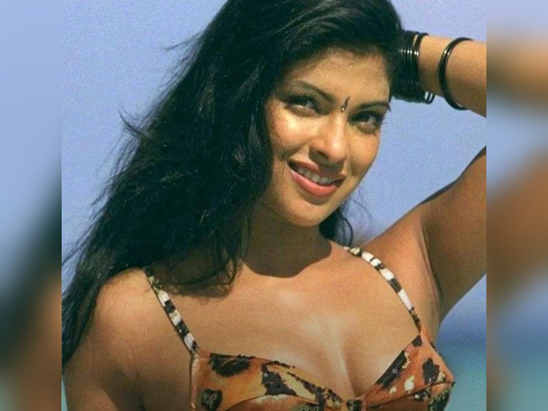 Priyanka Chopra hops on the 'Kinda Chic” trend'