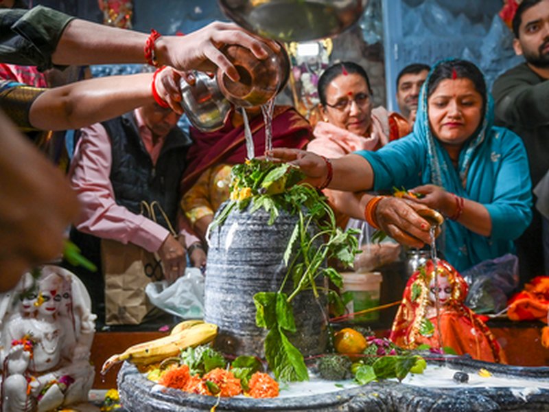 Thousands of Kanwariyas, devotees flock to Shiva Temples in UP, U’khand on 2nd Monday of Shravan