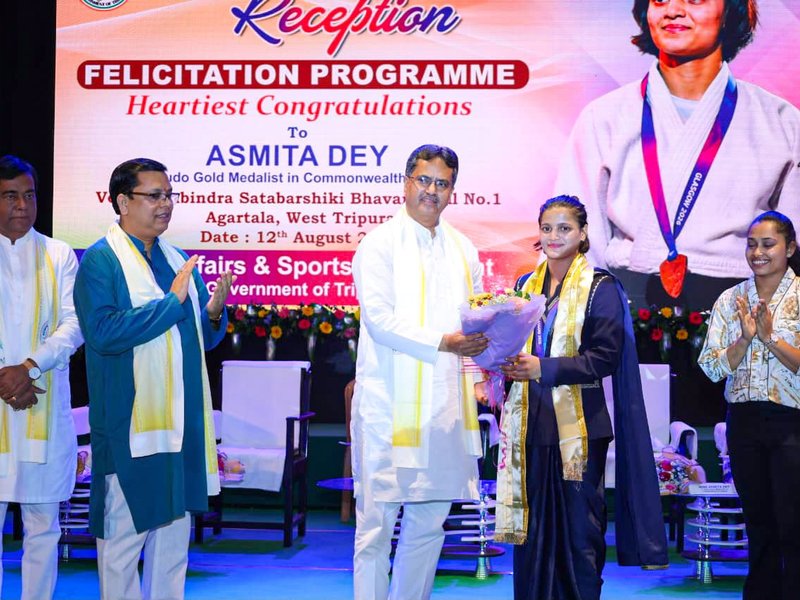 Tripura CM felicitates Commonwealth gold medallist Asmita Dey