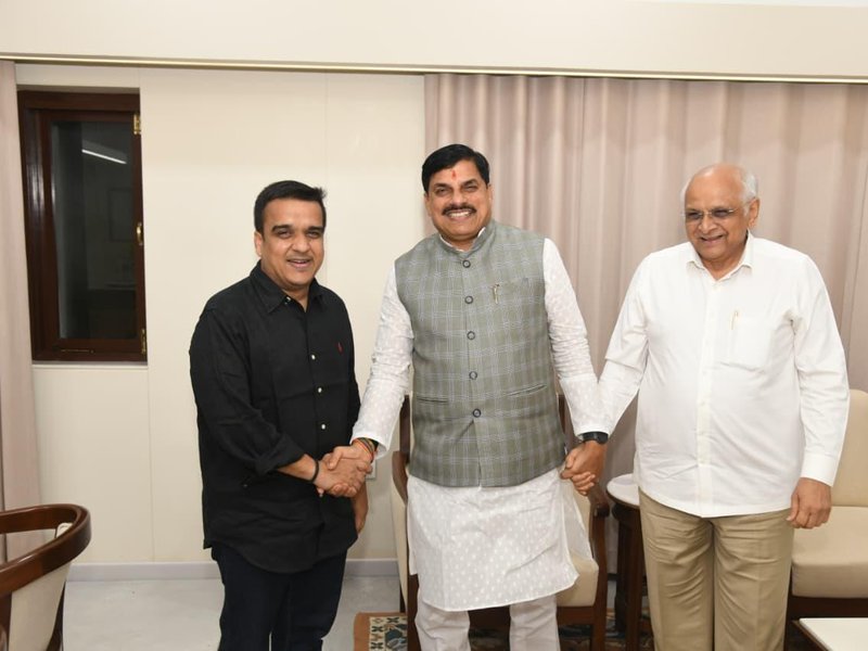 Madhya Pradesh CM meets Gujarat counterpart during investment outreach