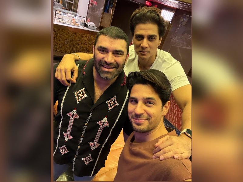 Sidharth Malhotra reunites with Nikitin Dheer, Shiv Panditt on Shershaah’s fifth anniversary