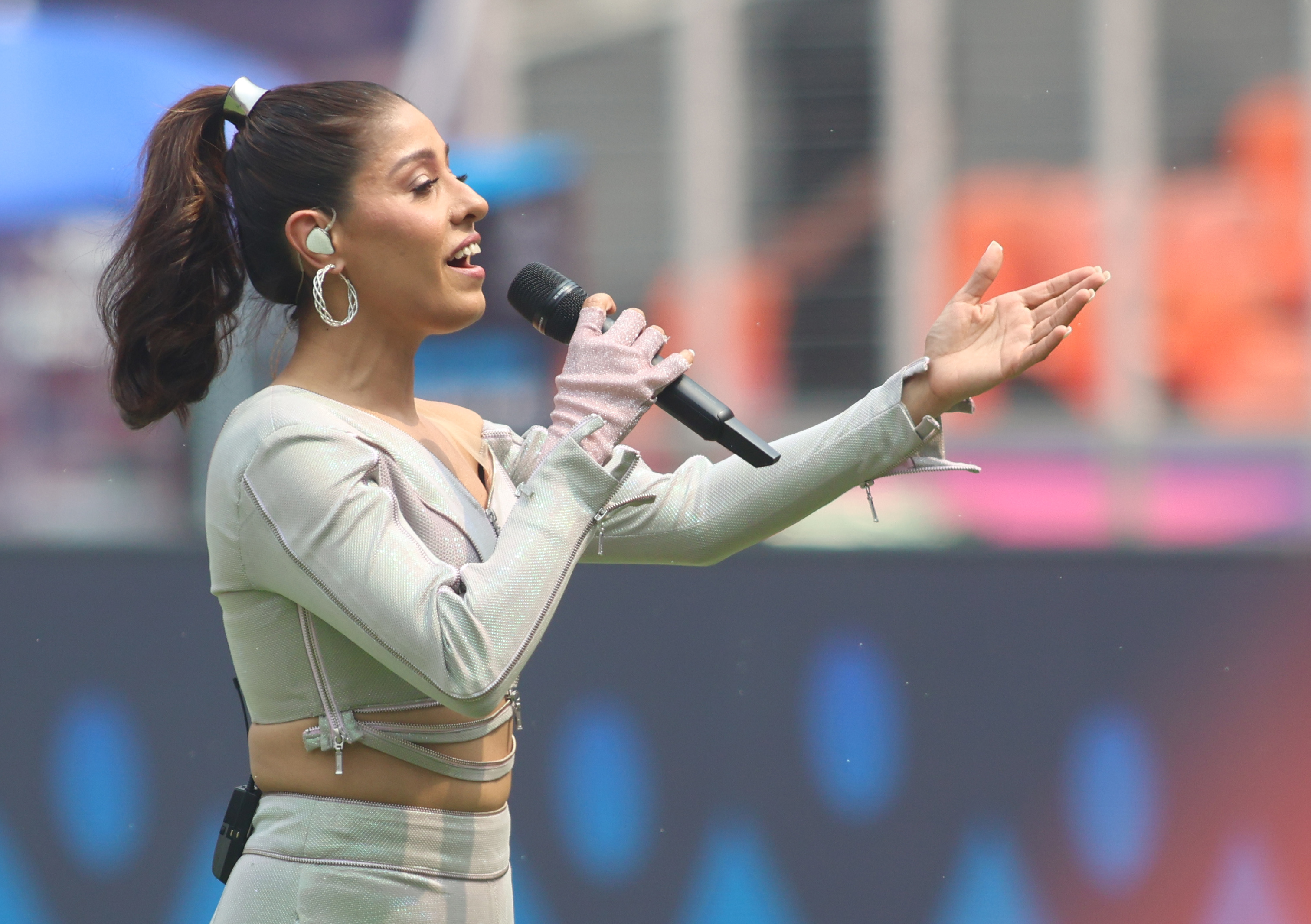 Sunidhi Chauhan shares experience of taking hot seat in ‘KBC’ opposite Big B