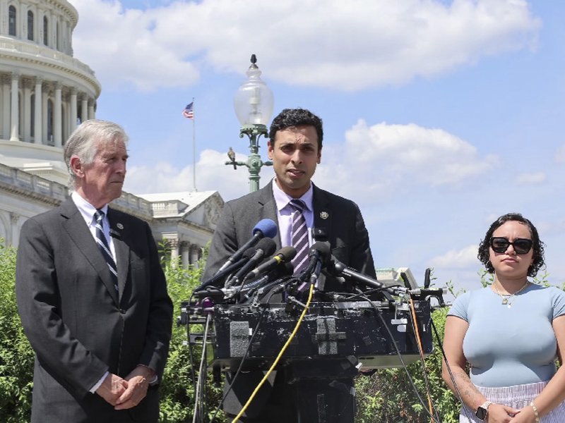 Indian-American lawmaker seeks FBI probe after ICE agent points gun at US citizen