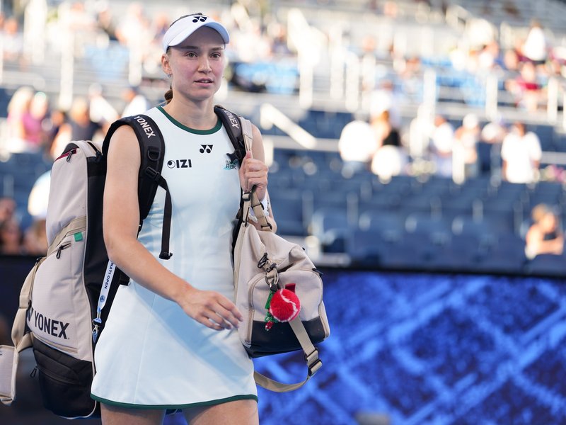 Rybakina retires with ankle injury as Swiatek reaches Cincinnati SF