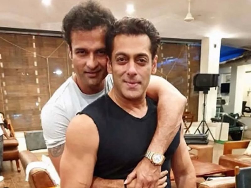 Rohit Roy back-hugs Salman Khan, says the actor ‘has given him the right to do so’