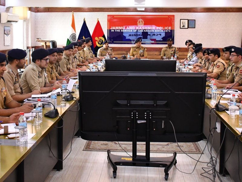 IGP Kashmir chairs meeting to review security, traffic decongestion in Srinagar