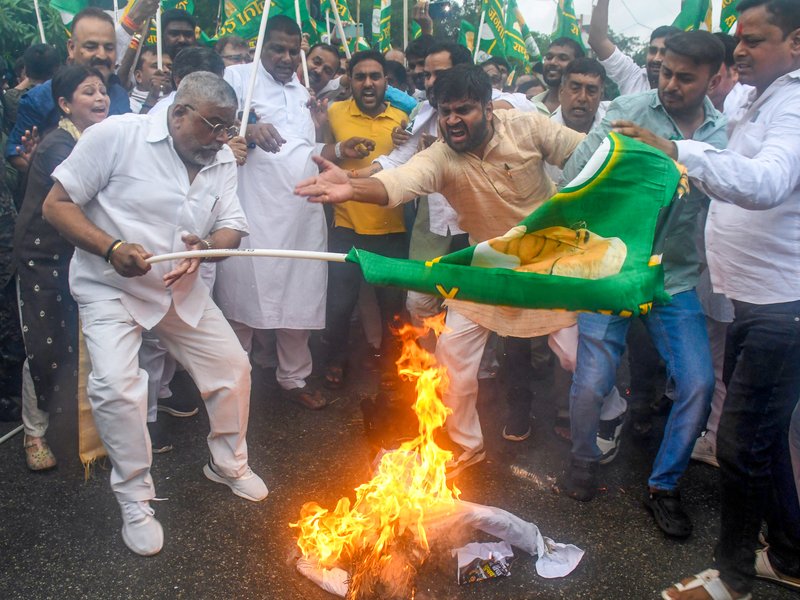 Bihar Congress, RJD protest against CEC Gyanesh Kumar over SIR issues; police use water canons