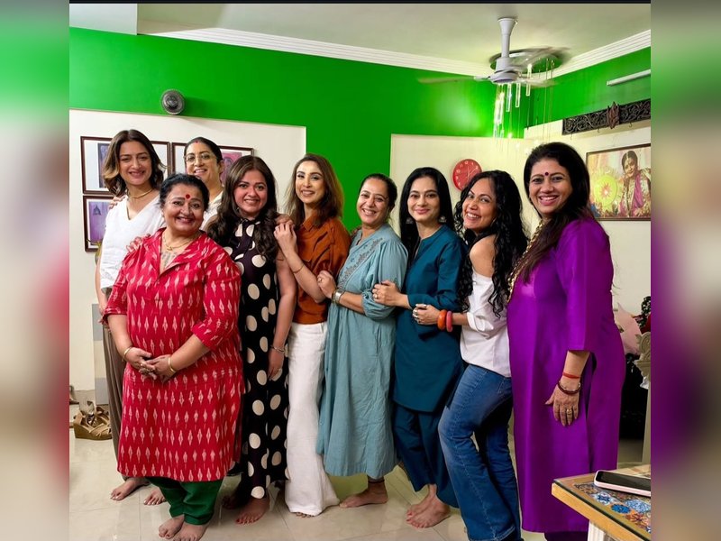 Apara Mehta cooks for her ‘Kyunki’ girl gang for the first time in 26 years; Smriti Irani calls her ‘an awesome cook’