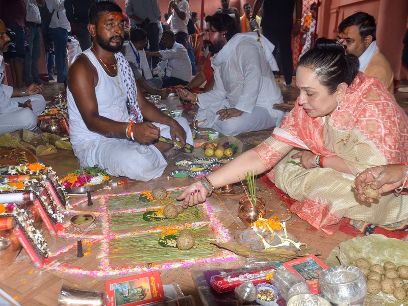 Bihar: Smita Thackeray performs Pind Daan at Vishnupad Temple