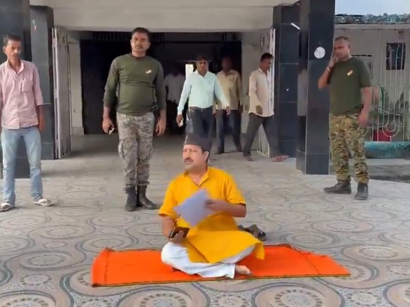 Bihar: BJP MLA stages sit-in over flood relief in West Champaran