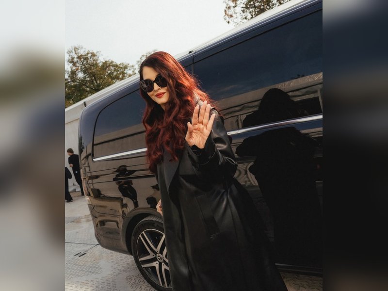 Aishwarya Rai Bachchan obliges to paps' request, asks them to pose for a group selfie
