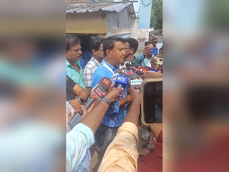 Bengal bypolls: Cong candidate stages sit-in, seeks repolling at Rejinagar