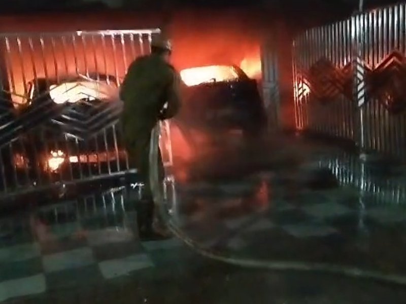 UP: Two cars gutted in fire at Indirapuram residential building