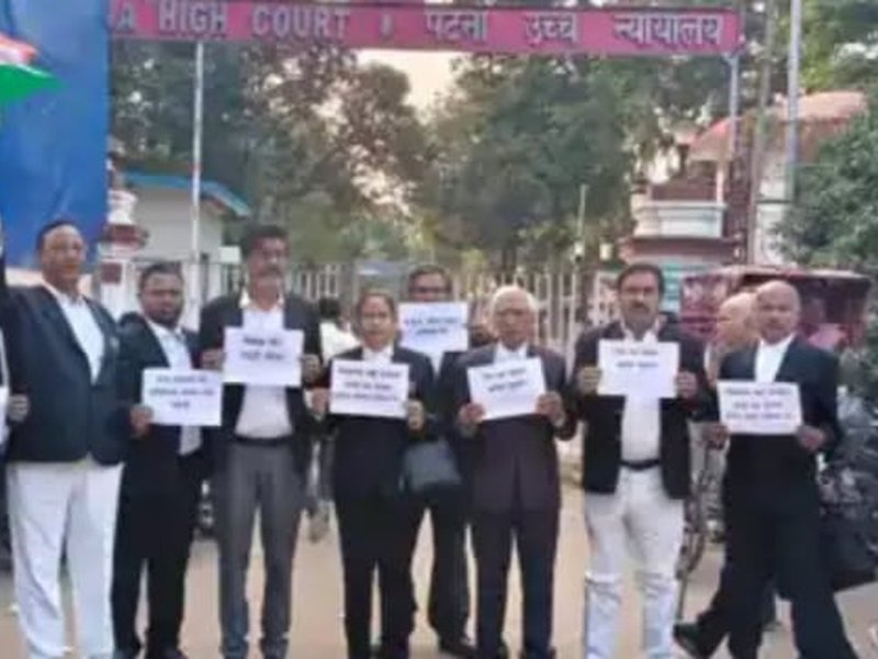 Patna HC advocates protest over voter ‘deletions’, demand Gyanesh Kumar’s resignation