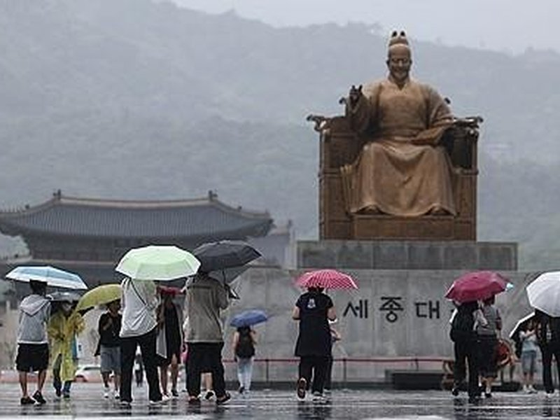 South Korea: Heavy downpours flood Seoul streets, cause damage