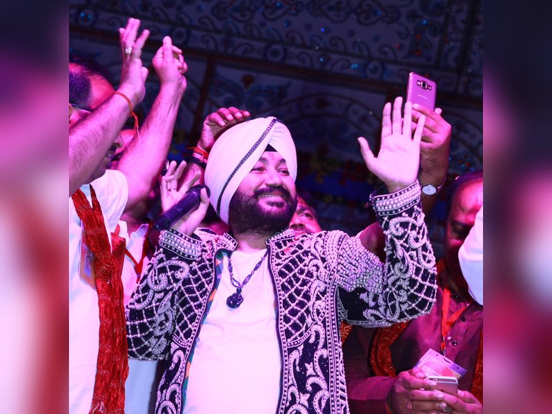 Daler Mehndi confronted by Uttarakhand Minister Subodh Uniyal: Bol toh jaa nahi raha