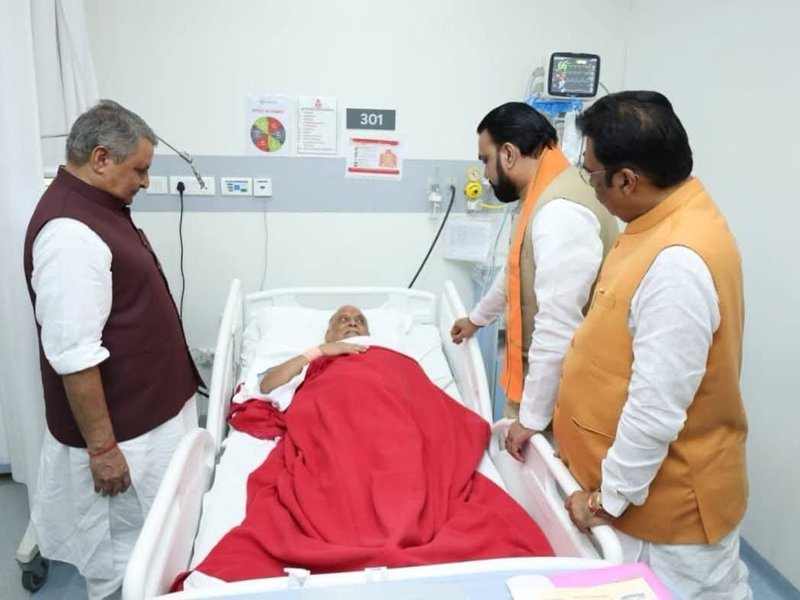 Bihar CM visits hospitalised Neeraj Kumar in Patna