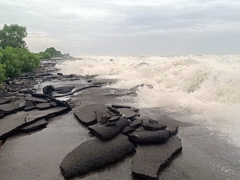 Cyclone Arnab makes landfall along Andhra coast with winds up to 135 kmph